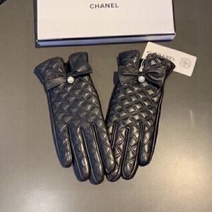 <AUTHENTIC>Chanel Quilted Leather Bow Gloves Black